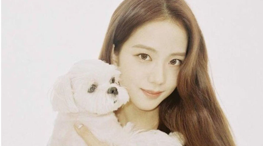 Jisoo With her Pet Dog