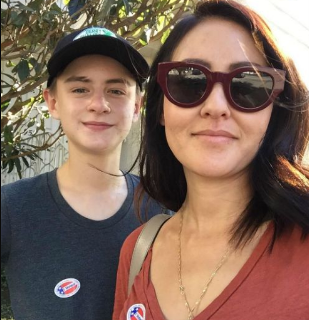 Jaeden Martell with his mom